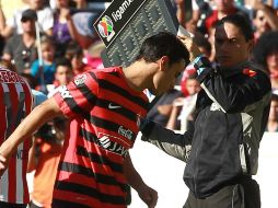 Bravo tuvo que abandonar el partido muy temprano y cedió su lugar a Edson Rivera.  /