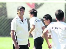 Entrenamiento. El técnico Tomás Boy observa a sus pupilos durante la práctica. MEXSPORT /