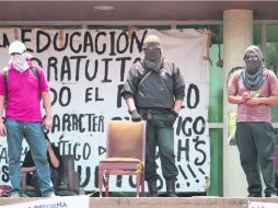 Los estudiantes exigen la reinstalación de los expulsados del CCH Naucalpan, por los actos de violencia de febrero. NTX /
