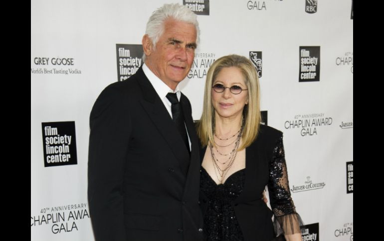 Barbra Streisand (d) junto a James Brolin en la alfombra roja del evento. AP /