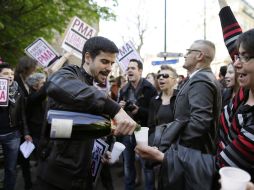 Miembros de la comunidad homosexual francesa festejan. AFP /