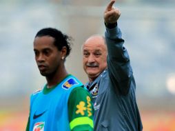 El entrenador de la selección brasileña de futbol, Luiz Felipe Scolari, durante el entrenamiento junto al jugador Ronaldinho. EFE /
