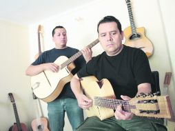 Modelo. Las guitarras tienen la particularidad de tener una abertura en uno de los extremos. EL INFORMADOR /