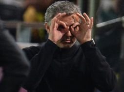 José Mourinho hace una mueca luego de una marcación del árbitro durante el juego en Dortmund. AFP /