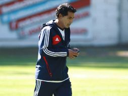 El técnico del Guadalajara Benjamín Galindo saliendo de la práctica.  /