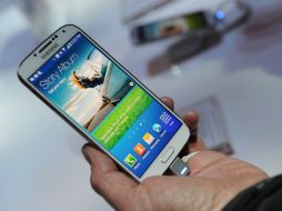 El Galaxy S4 de Samsung es la competencia directa del iPhone 5 de Apple, en México. AFP /