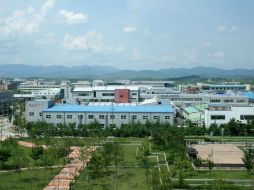 Cerca de 200 empleados surcoreanos permanecen en  Kaesong desde que Norcorea interrumpiera el pasado día cinco las actividades. ARCHIVO /