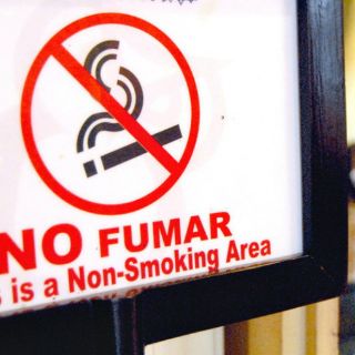 Entregan propuesta de reglamento de ley de protección a no fumadores