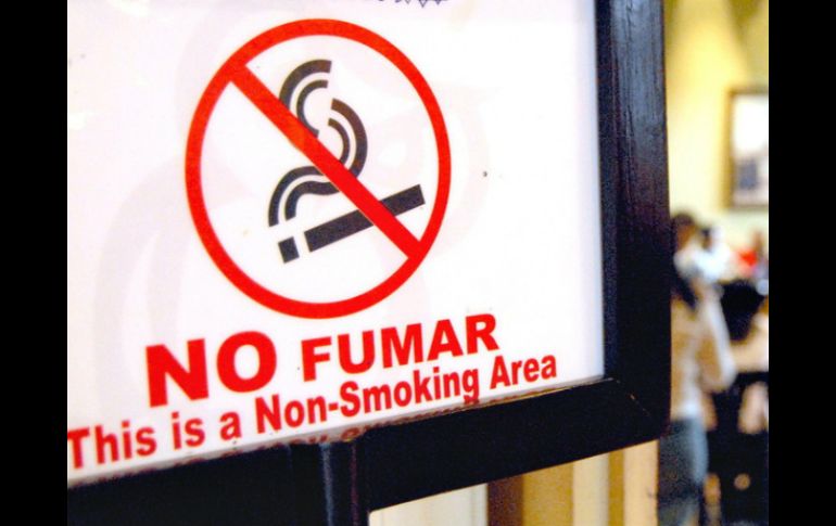 La Ley de Protección contra la Exposición al Humo de Tabaco se aprobó en noviembre pasado pero el reglamento sigue sin elaborarse. ARCHIVO /