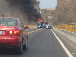 Se sabe que del autobús resultaron 14 personas con lesiones moderadas y dos más heridos de gravedad. Foto Twitter @OCARIZ10 EL INFORMADOR /