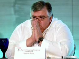 Agustín Carstens señala que se debe avanzar en el proceso de reformas para que la economía sea más competitiva. SUN /