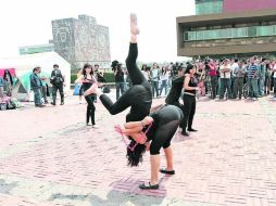 PROTESTAN. Alumnas de la Compañía de Teatro Unamita se manifestaron bailando en la explanada de la Torre de Rectoría. NTX /