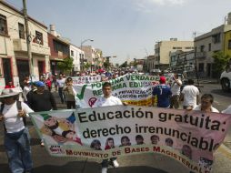 En la marcha se dieron cita aproximadamente 100 personas, entre maestros de diferentes regiones de Jalisco y estudiantes.  /