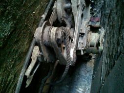 Imagen de una pieza de tren de aterrizaje que se encuentra cerca del sitio del World Trade Center. AP /