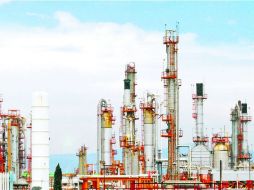 En el horizonte, los pasivos ahogan las finanzas de Pemex. EFE /