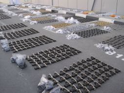 Reyes recibió unas 500 cajas con más seis mil 700 armas, las cuales transforma en instrumentos. ARCHIVO /