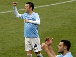 Los delanteros del Celta de Vigo Mario Bermejo a la derecha y Iago Aspass al centro, celebran su victoria frente al Levante. EFE /