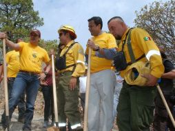 El gobernador Aristóteles Sandoval (i) anunció la instalación de un comité de prevención forestal contra incendios. ESPECIAL /