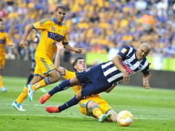 Suazo, de Monterrey, cae dentro del área durante el partido, ante la marca de Salcido y Jiménez. EFE /