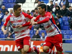 Así, los del Granada celebran avanzar en su salvación. EFE /