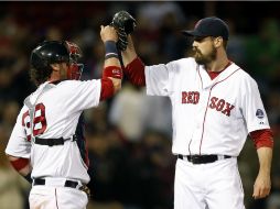 Jarrod Saltalamacchia (i) festeja otro triunfo más en casa. AP /