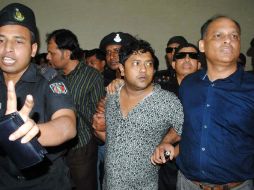 Magnate de la propiedad Sohel Rana (C) se presentó en una conferencia de prensa en el Batallón de Acción Rapic, con sede en Dhaka. EFE /