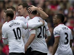 Así festejaron los monarcas de Inglaterra el gol de van Persie. AP /