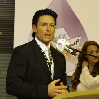 Fernando Colunga asegura estar ''bien de la rodilla''