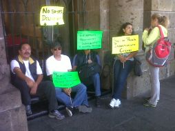 Dicen que permaneceran afuera de Palacio hasta que sean escuchados.  /