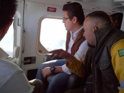 El gobernador del Estado, Aristóteles Sandoval, sobrevuela la zona afectada por el siniestro. ESPECIAL /