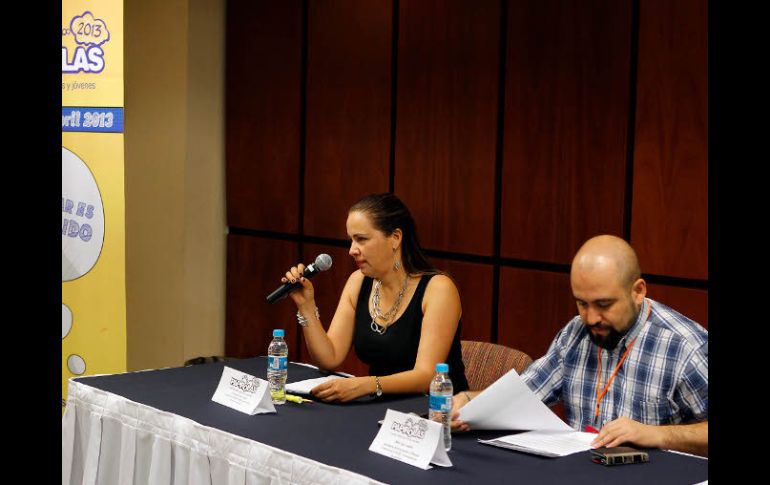 Marcela García e Igor Lozada, durante la clausura de Papirolas. EL INFORMADOR /