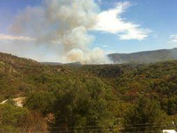 Informan que se trata del mismo incendio que se registra desde el domingo. Imagen de @mrykapinar. ESPECIAL /