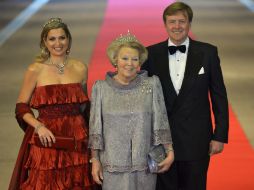 Beatriz (c) firmará los papeles que le darán el trono a su hijo Guillermo (d) a partir del martes por la mañana. ARCHIVO /