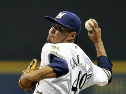 El mexicano  Yovani Gallardo trabaja siete rollos completos en los que tolera tres hits, dos carreras, dos bases y cinco ponches. AP /