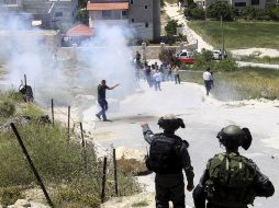 Varios palestinos se enfrentan a soldados israelíes tras el asesinato de un colono israelí a manos de un palestino. EFE /
