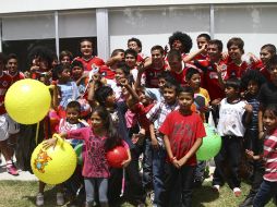 Los niños tuvieron un excelente día al lado de los jugadores de Chivas. MEXSPORT /