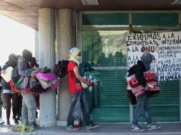 Los encapuchados que mantenían tomada la torre de Rectoría se retiran en la madrugada. AFP /