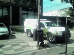 Peritos del Instituto Jalisciense de Ciencias Forenses, en el establecimiento donde falleció Eduardo Munguía de tres tiros. EL INFORMADOR /