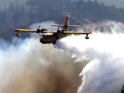 El contrato contempla la renta de dos aviones con capacidad de tres mil 200 litros de agua en cada descarga. ARCHIVO /