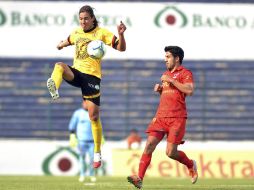 Christian López despeja un balón ante la marca de Ever Guzmán. MEXSPORT /