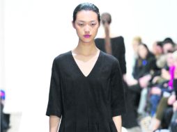 Forma. Un vestido flojo, pero al cuerpo, y con cuello en “V” estilizará tu figura en los primeros meses de embarazo.  /