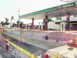 Los constructores de la gasolinera decidieron hacer una rampa de ingreso para automóviles, dañando la ciclovía. EL INFORMADOR /
