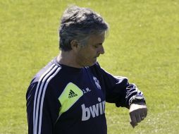 José Mourinho deja la puerta abierta para marcharse, pero no lo asegura. AFP /