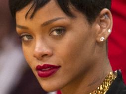 La cantante promociona su labial ''RiRi Woo'', de la línea de cosméticos MAC. ARCHIVO /