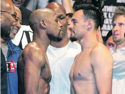 Mayweather, diestro, pesó ayer 146 libras; Guerrero, que es zurdo, marcó 147. AP /