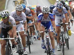 Los ciclistas agradecieron las temperaturas primaverales con una larga serie de ataques en los primeros kilómetros. ARCHIVO /