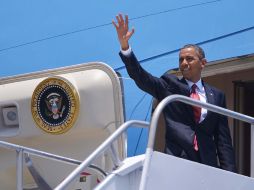 Obama se despide antes de abordar el Air Force One. AFP /