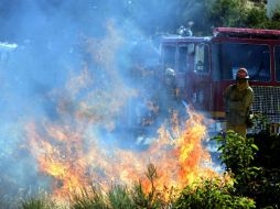 El fuego puso en riesgo unas cuatro mil viviendas en las inmediaciones de Camarillo y Malibú. EFE /