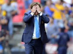 Miguel Herrera lamenta la derrota ante los Tigres. AFP /