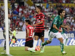 Britos celebra el gol con el que León vence al Atlas. EFE /